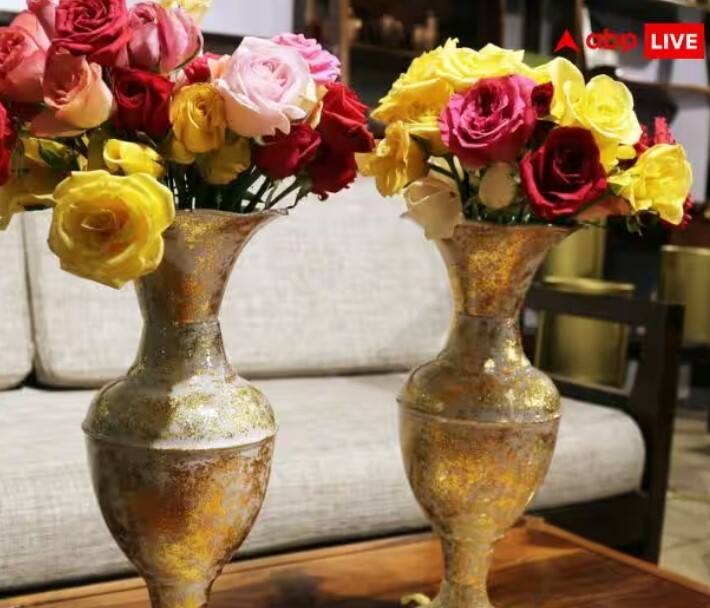 ਫੁੱਲਦਾਨ : ਫੁੱਲਦਾਨ ਘਰ ਨੂੰ ਸਜਾਉਣ ਲਈ ਰੱਖਿਆ ਜਾਂਦਾ ਹੈ। ਵਾਸਤੂ ਸ਼ਾਸਤਰ ਦੇ ਅਨੁਸਾਰ, ਮਿੱਟੀ ਦੇ ਫੁੱਲਦਾਨ ਵਿੱਚ ਪੀਲੇ ਰੰਗ ਦੇ ਫੁੱਲ ਰੱਖਣਾ ਚੰਗਾ ਹੁੰਦਾ ਹੈ। ਤੁਸੀਂ ਇਸਨੂੰ ਦੱਖਣ-ਪੱਛਮ ਦਿਸ਼ਾ ਦੇ ਕੋਨੇ ਵਿੱਚ ਰੱਖ ਸਕਦੇ ਹੋ। ਇਸ ਨਾਲ ਸਕਾਰਾਤਮਕ ਊਰਜਾ ਦਾ ਸੰਚਾਰ ਵਧਦਾ ਹੈ।