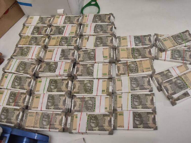 Police have arrested Karthikeyan as the 3rd person in the case of giving fake notes at a vegetable shop in Nungambakkam. Crime: கள்ள நோட்டு கொடுத்து சில்லரை வாங்கிய முன்னாள் ராணுவ வீரர்.. தட்டித்தூக்கிய போலீஸ்..