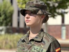 Spanish Princess Leonor: आखिर क्यों स्पेन की प्रिसेंस लियोनोर सेना की यूनिफॉर्म में हथियार पहनने की ट्रेनिंग लेंगी, जानिए