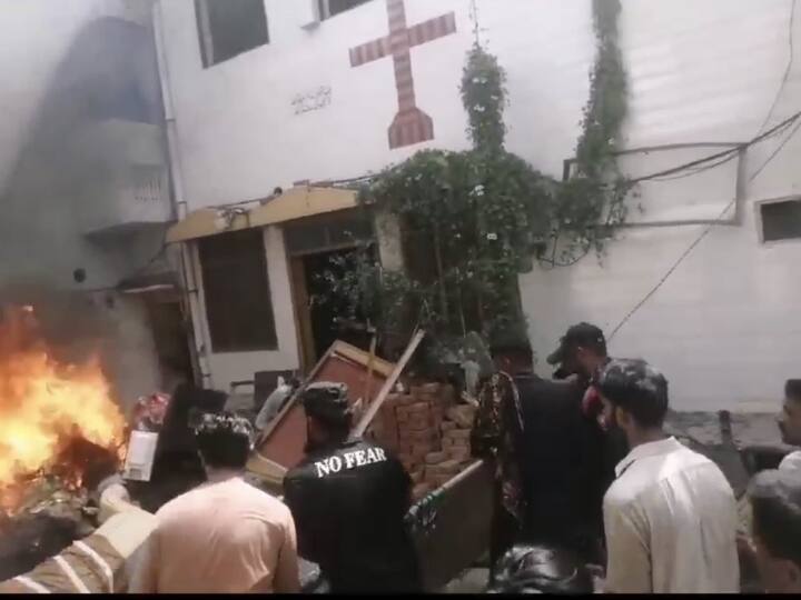 Pakistan 20 churches 86 Church burnt down by mob Punjab province police revealed in report Pakistan Church Violence: ईशनिंदा की आग में जला पाकिस्तान, 20 चर्च सहित ईसाइयों के 86 मकानों को बनाया निशाना, पुलिस रिपोर्ट में खुलासा
