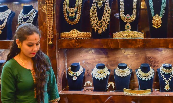 সোনা রুপো কেনা সবসময়ই শুভ। এমনটাই মনে করেন সকলে। ভাল দিন দেখে সোনা ঘরে তুলতে চান অনেকেই। কারণ সোনা মানেই সমৃদ্ধি।