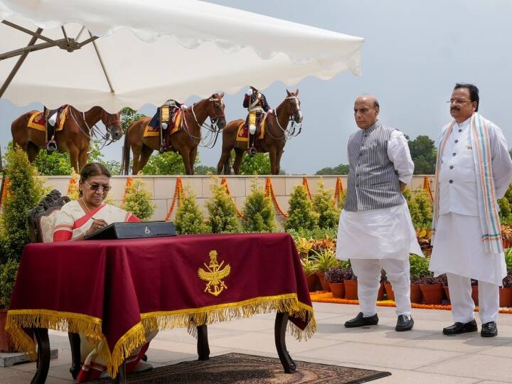 राष्ट्रपति द्रौपदी मुर्मू ने नई दिल्ली में 77वें स्वतंत्रता दिवस के अवसर पर राष्ट्रीय युद्ध स्मारक पर श्रद्धांजलि अर्पित करने के बाद केंद्रीय रक्षा मंत्री राजनाथ सिंह, राज्य मंत्री अजय भट्ट और सेना प्रमुख जनरल मनोज पांडे के साथ आगंतुक पुस्तिका पर हस्ताक्षर किए.