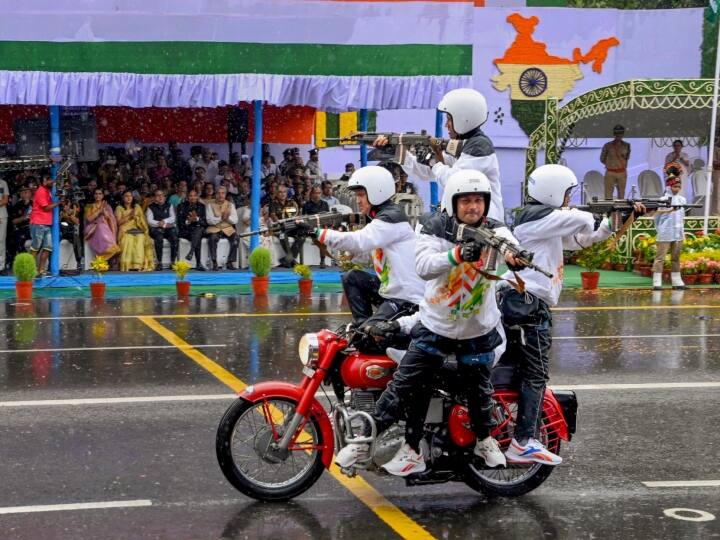 पश्चिम बंगाल की राजधानी कोलकाता में 77वें स्वतंत्रता दिवस की सुबह पूरे रेड रोड को सजाया गया था. इस दौरान कोलकाता पुलिस ने मोटरसाइकिल पर प्रदर्शन कर साहस दिखाया.