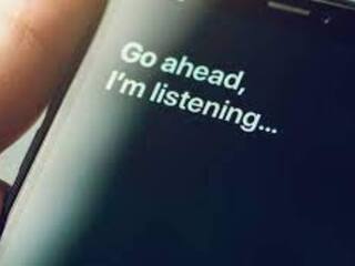 Smartphone Tips: आपकी प्राइवेट बातें सुन रहा कोई दूसरा? स्मार्टफोन में फौरन बंद कर दें ये सेटिंग