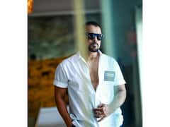 Chiyaan Vikram Surprises Fans With A Short Hair & No Beard Look