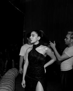 Sara Ali Khan ने लेटेस्ट फोटोज शेयर कर फैंस के दिलों में मचाई हलचल, ब्लैक ड्रेस में दिखीं बेहद सिजलिंग