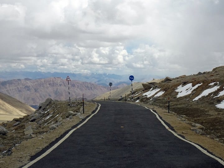 World’s Highest Tunnel: पूर्वी लद्दाख में चीन बॉर्डर के पास भारत दुनिया की सबसे ऊंची मोटरेबल सड़क, टनल और फाइटर जेट बेस बना रहा है. ये एक रिकॉर्ड है.