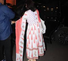 Anushka sharma: ਏਅਰਪੋਰਟ 'ਤੇ ਬਹੁਤ ਹੀ ਸਿੰਪਲ ਲੁੱਕ 'ਚ ਨਜ਼ਰ ਆਈ ਅਨੁਸ਼ਕਾ ਸ਼ਰਮਾ, ਪੈਪਰਾਜ਼ੀ ਨੂੰ ਇਦਾਂ ਦਿੱਤੇ ਪੋਜ਼, ਵੇਖੋ ਤਸਵੀਰਾਂ