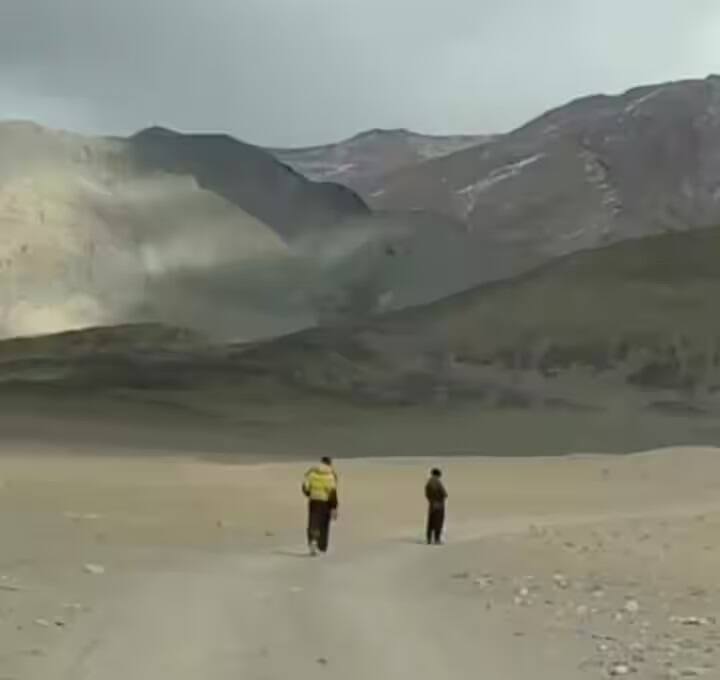 World’s Highest Tunnel: ભારત હવે ટુંક સમયમાં પોતાનો જ રેકોર્ડ તોડવાની તૈયારીમાં છે. બહુજ જલદી ભારત ચીન નજીક આવેલી સરહદ પર મોટો રસ્તો, ટનલ અને ફાઇટર જેટ બનાવવા જઇ રહ્યું છે. આ તમામ વસ્તુઓ ભારતના પૂર્વી લદ્દાખમાં ક્ષેત્રમાં ચીનની સરહદ નજીક બની રહી છે, અહીં વિશ્વની સૌથી ઊંચો મૉટરેબલ રૉડ, ટનલ અને ફાઇટર જેટ બેઝનું નિર્માણ કરી રહ્યું છે. આ એક રેકોર્ડ છે.  ભારત 19,024 ફૂટની ઊંચાઈએ લિકારું-મિગ લા-ફૂકચે રૉડ બનાવી રહ્યું છે જે વિશ્વનો સૌથી ઊંચો મૉટરેબલ રોડ હશે.