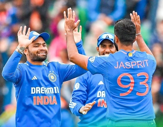 বল হাতে দুর্দান্ত পারফর্ম করলেন বুমরা। ২৪ রানের বিনিময়ে তুলে নিলেন ২ উইকেট। ৯টি ডট বল দেন তিনি।