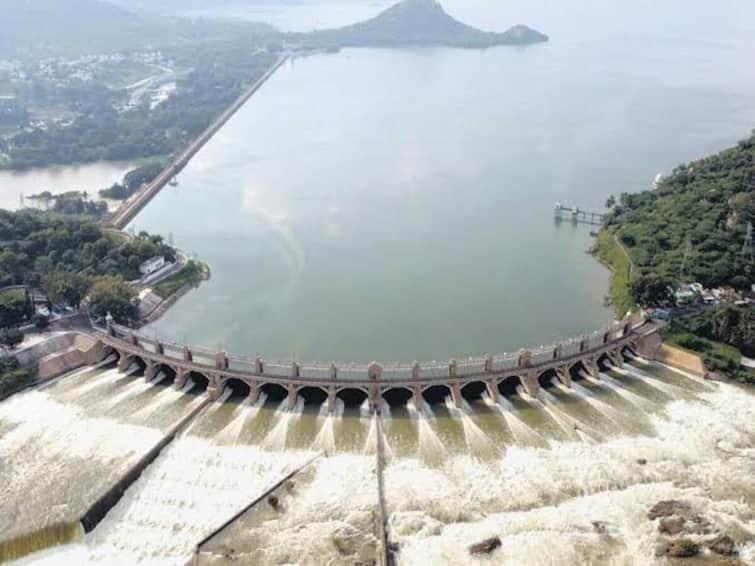 Opening of 22 thousand cubic feet of water per second from Karnataka to Tamil Nadu Karnataka farmers started protest கர்நாடகாவில் இருந்து தமிழ்நாட்டிற்கு வினாடிக்கு 22 ஆயிரம் கன அடி தண்ணீர் திறப்பு… போராட்டத்தில் இறங்கிய கர்நாடக விவசாயிகள்!