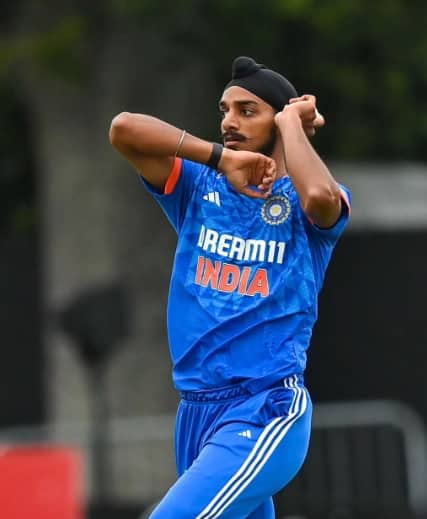 ভারতীয় বোলারদের মধ্যে সবচেয়ে বেশি রান খরচ করেছেন অর্শদীপ সিংহ। ৪ ওভারে ৩৫ রান খরচ করে ১ উইকেট নেন তিনি।