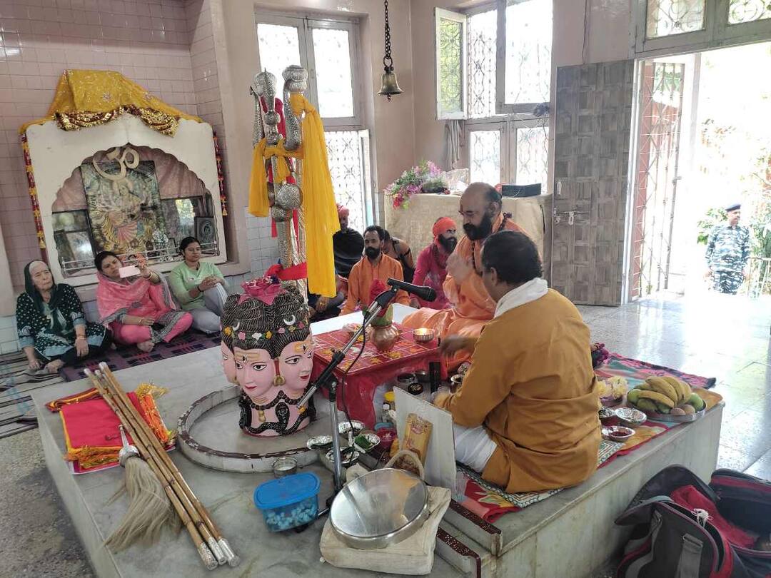 Mahant Deependra Giri Performs Puja Chhari-Sthapana Ceremony Vedic Hymn Amareshwar Temple Srinagar Amarnath Yatra: ‘Chhari-Sthapana’ Ceremony Takes Place In Srinagar Temple Ahead Of ‘Shravan Purnima’