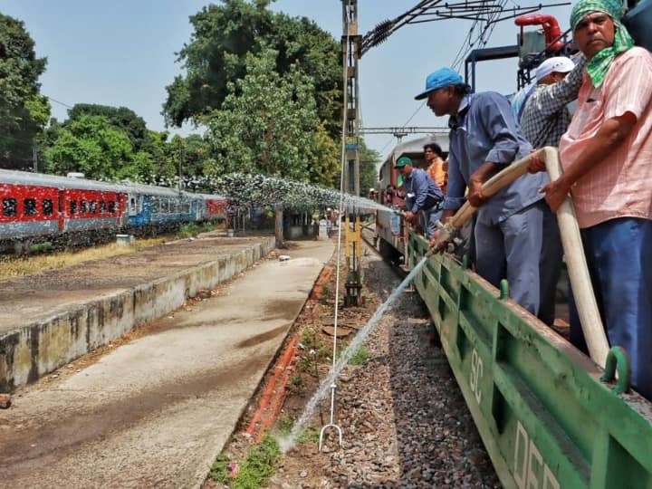 MCD runs 'Mosquito Terminator Train' to prevent mosquito-borne diseases like dengue-malaria and chikungunya ANN Delhi MCD News: डेंगू-मलेरिया जैसी बीमारियों से बचाव के लिए MCD ने चलाई 'मॉसक्विटो टर्मिनेटर ट्रेन'