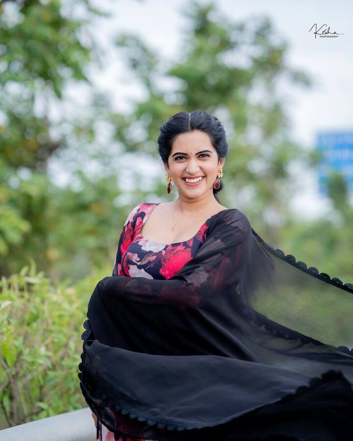 తన క్యూట్ స్మైల్ తో అందరినీ ఆకట్టుకుంటుంది. Image Credit: Sravanthi Chokarapu / Instagram