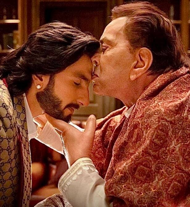 बता दें, हाल ही में करण जौहर की फिल्म रॉकी और रानी की प्रेम कहानी आई थी, जिसमें धर्मेंद्र ने लाइम लाइट चुरा ली थी.