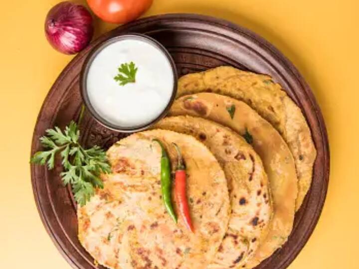 அடுத்து தவாவை சூடாக்கி தேய்த்த மாவை வைத்து, இரண்டு பக்கமும் வேகவைக்கவும். பின்பு வெண்ணெய் சேர்த்து இரண்டு பக்கமும் வேகவைக்கவும். சூடான ஷாஹி வெஜ் பராத்தா தயார்.