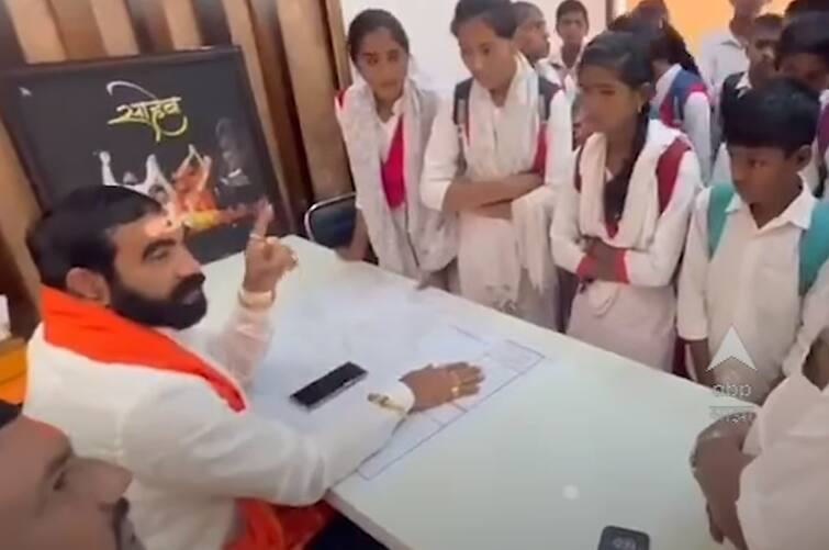 Mharashtra hingoli shivsena MLA santosh banger used bad words in front of students detail marathi news Santosh Banger : @$%&X अशा कंडक्टरला मी पायाखाली तुडवेन, आमदार संजय बांगर भडकले; आगारप्रमुखांना कार्यालयात बोलावून सज्जड दम, काय आहे प्रकरण?