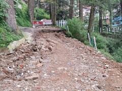 शिमला के कॉमली बैंक में कई इमारतों में आई दरारें, खाली करवाए गए मकान