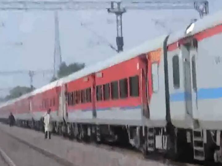 Khajuraho-Udaipur Intercity Train Engine Catches Fire Near Gwalior Railway Station Udaipur Intercity Fire: उदयपुर-खजुराहो एक्सप्रेस के इंजन में आग, धुआं देख यात्रियों में मचा हड़कंप