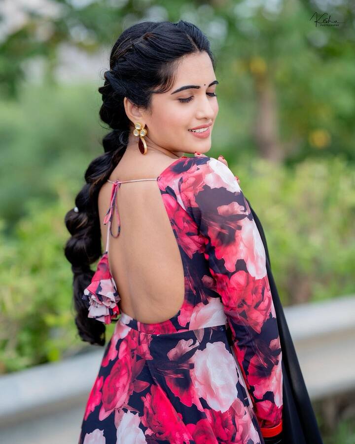 విశ్వక్ సేన్, నేహా శెట్టి నటించిన గ్యాంగ్స్ ఆఫ్ గోదావరి సినిమాలోని పాట లాంఛ్ ప్రోగ్రామ్ కోసం ఇలా ముచ్చటగా రెడీ అయిపోయింది. Image Credit: Sravanthi Chokarapu / Instagram