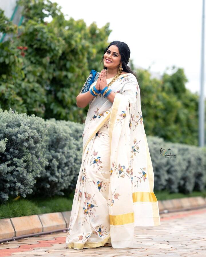 తల్లి అయిన తర్వాత పూర్ణ అందం మరింత రెట్టింపు అయ్యింది. Image Credit: Shamna Kasim/  Instagram