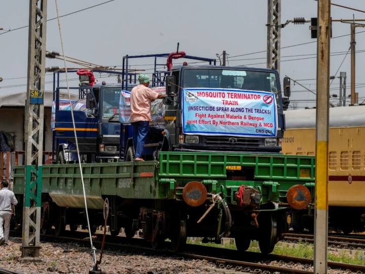 18 अगस्त को नई दिल्ली में दिल्ली की मेयर शैली ओबेरॉय की तरफ से मॉस्क्विटो टर्मिनेटर ट्रेन को हरी झंडी दिखाने के बाद नागरिक कर्मचारियों ने रेलवे स्टेशन के रेलवे ट्रैक पर कीटनाशक का छिड़काव किया.