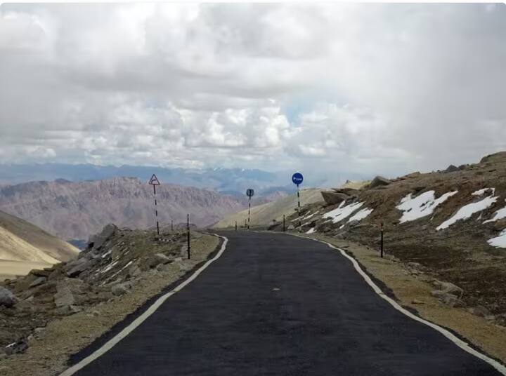 World’s Highest Tunnel: ਭਾਰਤ ਪੂਰਬੀ ਲੱਦਾਖ ਵਿੱਚ ਚੀਨ ਦੀ ਸਰਹੱਦ ਦੇ ਨੇੜੇ ਦੁਨੀਆ ਦੀ ਸਭ ਤੋਂ ਉੱਚੀ ਮੋਟਰ ਸੜਕ, ਸੁਰੰਗ ਅਤੇ ਲੜਾਕੂ ਜੈੱਟ ਬੇਸ ਬਣਾ ਰਿਹਾ ਹੈ। ਇਹ ਇੱਕ ਰਿਕਾਰਡ ਹੈ।