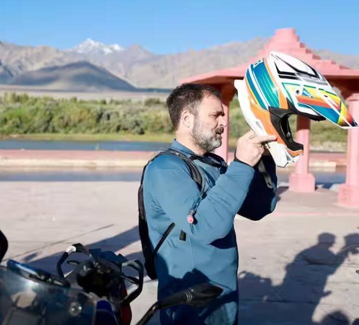 ਆਮ ਤੌਰ 'ਤੇ ਰਾਹੁਲ ਗਾਂਧੀ ਚਿੱਟੀ ਟੀ-ਸ਼ਰਟ ਪਹਿਨੇ ਨਜ਼ਰ ਆਉਂਦੇ ਹਨ। ਪਰ ਬਾਈਕ ਰਾਈਡ ਦੌਰਾਨ ਉਹ ਨੀਲੇ ਰੰਗ ਦੀ ਜੈਕੇਟ ਅਤੇ ਸਪੋਰਟਸ ਟਰਾਊਜ਼ਰ ਪਹਿਨੇ ਨਜ਼ਰ ਆਏ।