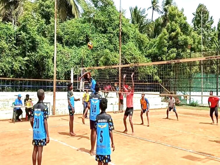 Mayiladuthurai Esha gramothshavam sports festival District level volleyball tournament 22 teams participated TNN மயிலாடுதுறையில் மாவட்ட அளவில் வாலிபால் போட்டி -  22 அணியினர் பங்கேற்பு
