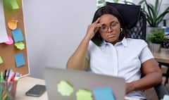 Health Tips : फोन आणि लॅपटॉपवर जास्त वेळ घालवल्यामुळे डोळ्यांत थकवा राहतो, अशा प्रकारे दूर करा