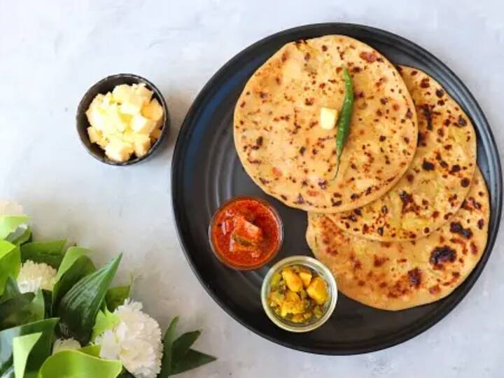 பிறகு ஒரு குக்கரில் நறுக்கிய உருளைக்கிழங்கு, கேரட் மற்றும் பச்சை பட்டாணி ,தண்ணீர், உப்பு சேர்த்து 3 விசில் வரும் வரை வேகவிடவும். வெந்தவுடன் காய்கறியில் உள்ள தண்ணீரை வடிகட்டி, அதனுடன் இஞ்சி பூண்டு விழுது, பச்சை மிளகாய், மஞ்சள் தூள், மிளகாய் தூள், கரம் மசாலா தூள், சீரக தூள், கொத்தமல்லி இலை சேர்த்து நன்கு கலந்து விட்டு மசிக்கவும்.