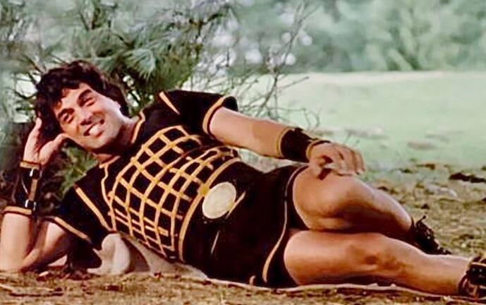 धर्मेंद्र हिंदी सिनेमा जगत के अनमोल सितारे हैं. उन्हें धरमवीर से लेकर शोले, द बर्निंग ट्रेन जैसी धांसू फिल्मों के लिए जाना जाता है.