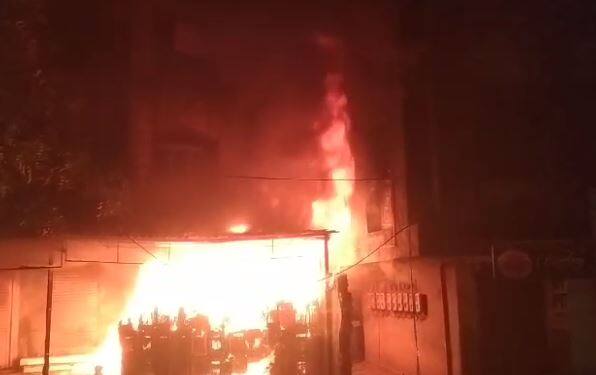 दरम्यान, या आगीच्या घटनेदरम्यान, एक पोलीस कर्मचारी खड्ड्यात पडल्याने जखमी झाला आहे.