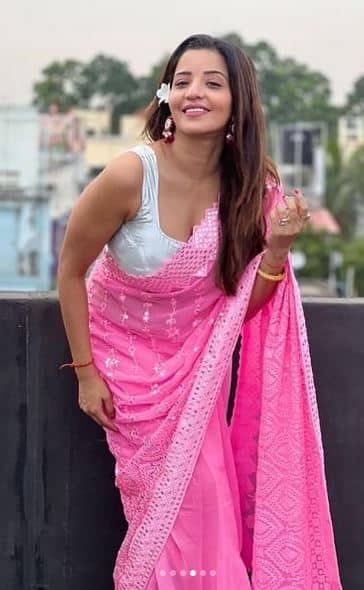 ਇਨ੍ਹਾਂ ਤਸਵੀਰਾਂ 'ਚ ਤੁਸੀਂ ਦੇਖ ਸਕਦੇ ਹੋ ਕਿ ਅਭਿਨੇਤਰੀ ਮੋਨਾਲੀਸਾ ਨੇ ਚਿੱਟੇ ਰੰਗ ਦੇ ਬਲਾਊਜ਼ ਦੇ ਨਾਲ ਸਿੰਪਲ ਗੁਲਾਬੀ ਰੰਗ ਦੀ ਸਾੜ੍ਹੀ ਪਾਈ ਹੋਈ ਹੈ।