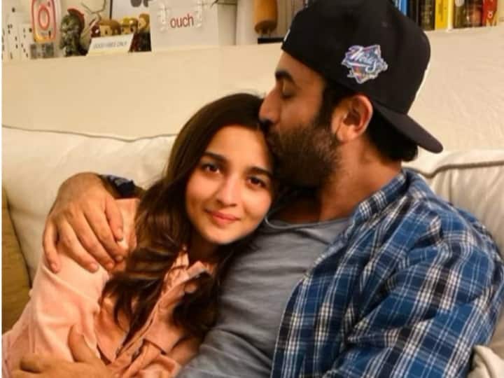 लेकिन अब दोनों अपनी मेहनत के दम पर करोड़ों की संपत्ति के मालिक बन चुके हैं. बात करें रणबीर कपूर की तो इंडस्ट्री का ये चॉकलेटी बॉय करीब 359 करोड़ रुपये की संपत्ति के मालिक हैं.