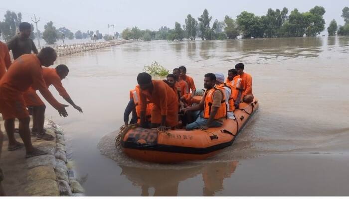 Deputy Commissioner clarified the situation regarding the current water situation in Hussainiwala, said - 463 people rescued ਡਿਪਟੀ ਕਮਿਸ਼ਨਰ ਨੇ ਹੁਸੈਨੀ ਵਾਲਾ ਮੌਜੂਦਾ ਪਾਣੀ ਦੀ ਸਥਿਤੀ ਬਾਰੇ ਸਥਿਤੀ ਕੀਤੀ ਸਪੱਸ਼ਟ, ਕਿਹਾ -ਪਾਣੀ ਵਿਚ ਘਿਰੇ 463 ਲੋਕਾਂ ਨੂੰ ਸੁਰੱਖਿਅਤ ਕੱਢਿਆ