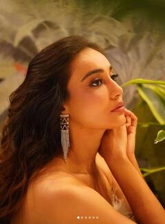 Surbhi Jyoti: ਰਿਵੀਲਿੰਗ ਬਾਡੀਕਨ ਆਊਟਫਿਟ ਪਾ ਕੇ ਸੁਰਭੀ ਜੋਤੀ ਨੇ ਸੋਫੇ 'ਤੇ ਬੈਠ ਕੇ ਕਰਵਾਇਆ ਹੌਟ ਫੋਟੋਸ਼ੂਟ, ਦੇਖੋ ਤਸਵੀਰਾਂ