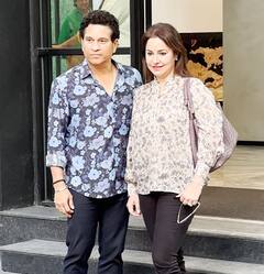 Ghoomar Screening Pics: ‘घूमर’ की स्क्रीनिंग में पत्नी के साथ पहुंचे सचिन तेंदुलकर, एक्ट्रेस सैयामी खेर ने गले लगाकर किया वेलकम