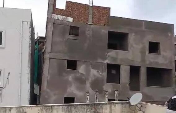 Hyderabad Old City Bahadurpura Building: పక్కకు ఒరిగిన నాలుగంతస్తుల భవనం