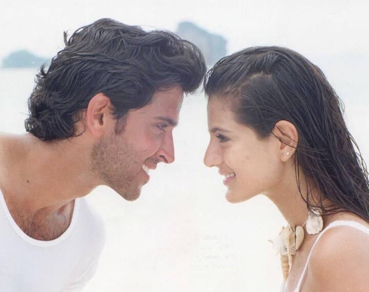 इसके पीछे की वजह थी कि ऋतिक को कोई जानता नहीं था, वहीं अपोजिट में अमीषा भी न्यू कमर थींं. ऐसे में सभी ने फिल्ममेकर राकेश रोशन से कहा था कि वे फिल्म को देखभाल कर ही रिलीज करें. क्योंकि इस फिल्म के आगे पीछे बड़े बड़े खान स्टार्स की फिल्में रिलीज हो रही थीं.