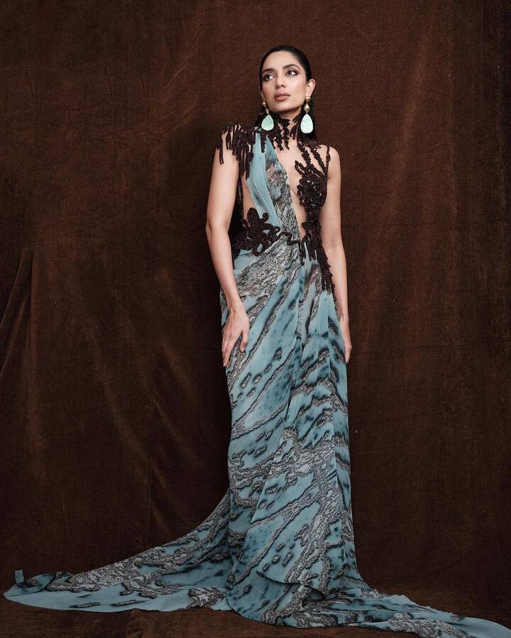 తెలుగమ్మాయి శోభిత ధూళిపాళ తన లేటెస్ట్ ఫొటోలు ఇన్‌స్టాగ్రామ్‌లో షేర్ చేశారు.