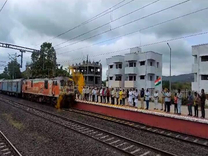 याची दखल घेत आजपासून निजामुद्द्दीन गोवा गाडीला थांबा देण्यात आला आहे.