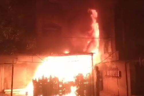 यामुळं परिसरात भीतीचं वातावरण निर्माण झाले. दरम्यान, स्थानिकांच्या मदतीनं या इमारतीमधील रहिवाशांना सुखरुप बाहेर काढले आहे.