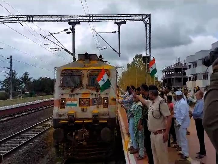 उर्वरित एक्सस्प्रेस गाड्यांनाही जेजुरी थांब देण्याची मागणी भविक आणि पर्यटकांनी केली आहे.