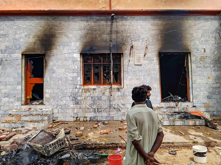 Pakistan: Christians Hold Sunday Services At Churches Torched By Mob Week After Violence