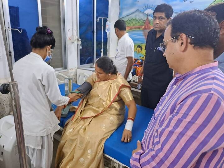 Congress MLA Chhanni Sahu Attacked by Drunken Man with Knife in Rajnandgaon ANN  Chhattisgarh: छत्तीसगढ़ में कांग्रेस की विधायक पर जानलेवा हमला, शराबी ने भीड़ के बीच MLA पर चाकू से वार किया