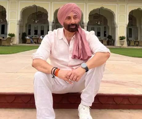 ਦੱਸ ਦੇਈਏ ਕਿ ਬਾਰਡਰ ਇਤਿਹਾਸਕ ਬਲਾਕਬਸਟਰ ਫਿਲਮਾਂ ਵਿੱਚੋਂ ਇੱਕ ਹੈ। ਇਹ ਫਿਲਮ 1997 ਵਿੱਚ ਰਿਲੀਜ਼ ਹੋਈ ਸੀ, ਜਿਸ ਵਿੱਚ ਭਾਰਤ-ਪਾਕਿਸਤਾਨ ਦੀ 1971 ਦੀ ਜੰਗ ਦੀ ਕਹਾਣੀ ਦਿਖਾਈ ਗਈ ਹੈ। ਇਹ ਜੰਗ ਜੈਸਲਮੇਰ ਦੀ ਲੌਂਗੇਵਾਲਾ ਚੌਕੀ 'ਤੇ ਲੜੀ ਗਈ ਸੀ। ਇਸ ਜੰਗ ਵਿੱਚ 120 ਭਾਰਤੀ ਸੈਨਿਕਾਂ ਨੇ ਲੜਿਆ ਅਤੇ ਹਜ਼ਾਰਾਂ ਪਾਕਿਸਤਾਨੀ ਸੈਨਿਕਾਂ ਨੂੰ ਹਰਾਇਆ ਸੀ।
