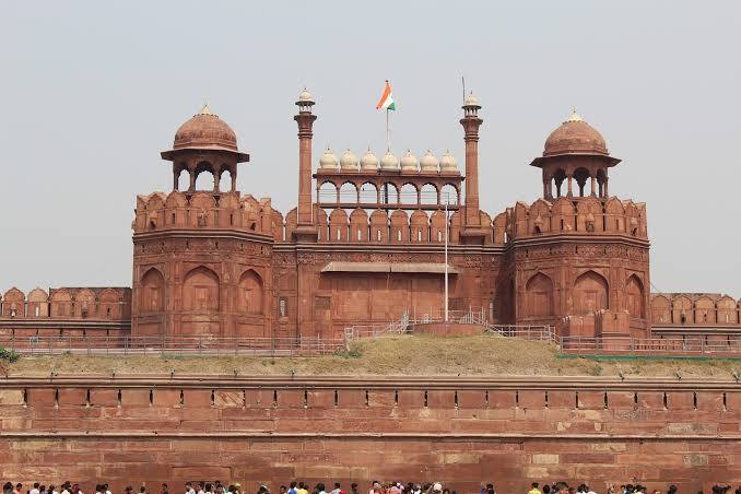 दरअसल, शाहजहां ने यमुना नदी के किनारे ही लाल किले का निर्माण इसलिए करवाया क्योंकि नदी को पार करके दुश्मनों का किले पर चढ़ाई करना आसान नहीं था. ऐसे में नदी के किनारे किले को बनवाने से शाहजहां को बहुत सुरक्षा मिली थी.