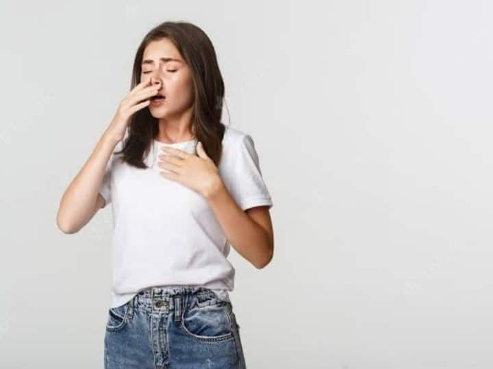 Never try to stop sneezing could be dangerous for life भूलकर भी ना करें आती हुई छींक को रोकने की गलती, हो सकता है जान का खतरा, एक शख्स का फट चुका है गला